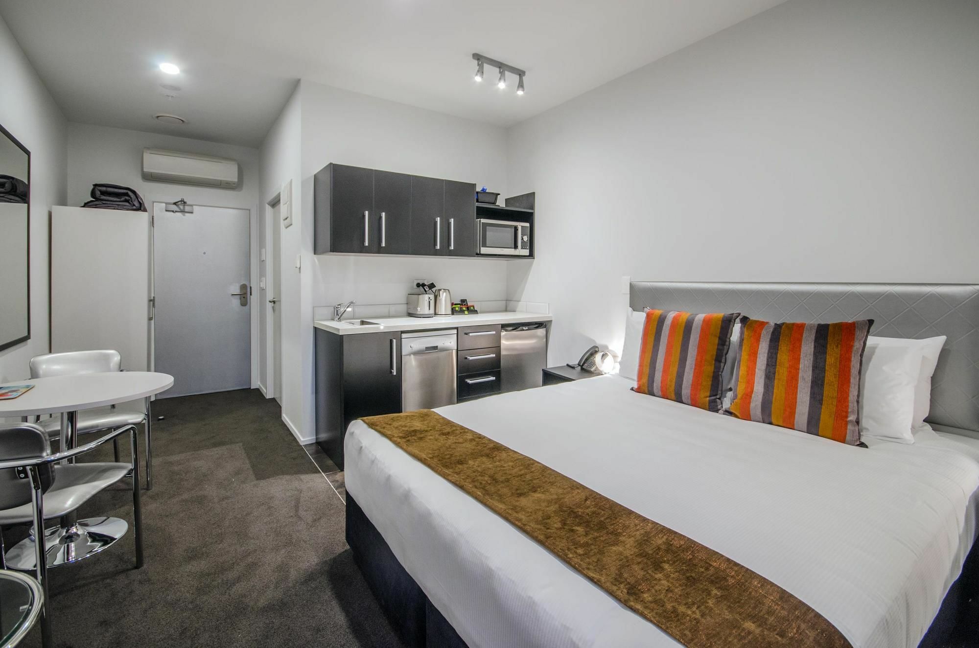 Ramada Suites By Wyndham Auckland - Federal Street Экстерьер фото